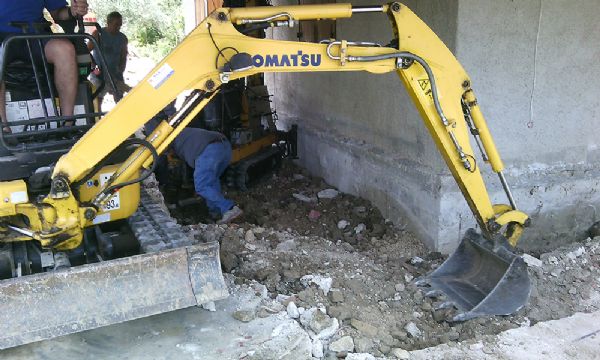 crepe sui muri Messina - Operai eseguono uno scavo per verificare lo stato delle fondazioni